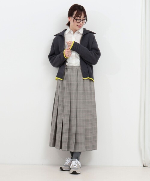 fredy couleur(フレディクルール)の「配色バックロゴZIPカーディガン(ニット/セーター・レディース・アイボリー/チャコールグレー/ベージュ・38)」の10枚目の写真