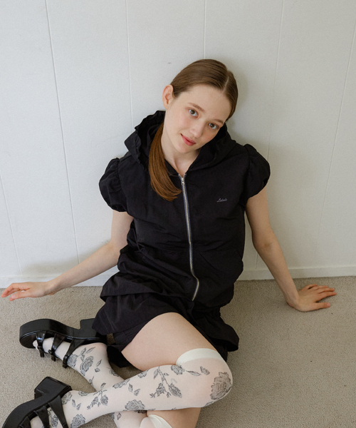 LETERIE(レテリー)の「FRILL HOODED WINDBREAKER_BLACK(ナイロンジャケット・レディース・ブラック・FREE)」の1枚目の写真