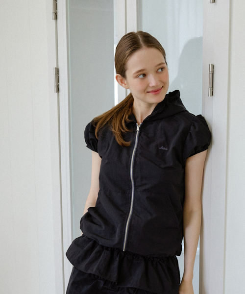 LETERIE(レテリー)の「FRILL HOODED WINDBREAKER_BLACK(ナイロンジャケット・レディース・ブラック・FREE)」の3枚目の写真