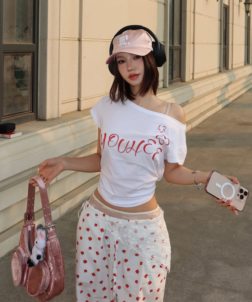 YOUHEE（ユヒ）の「OFF-SHOULDER T-SHIRTS WHITE（Tシャツ/カットソー・レディース・その他・FREE）」の9枚目の写真