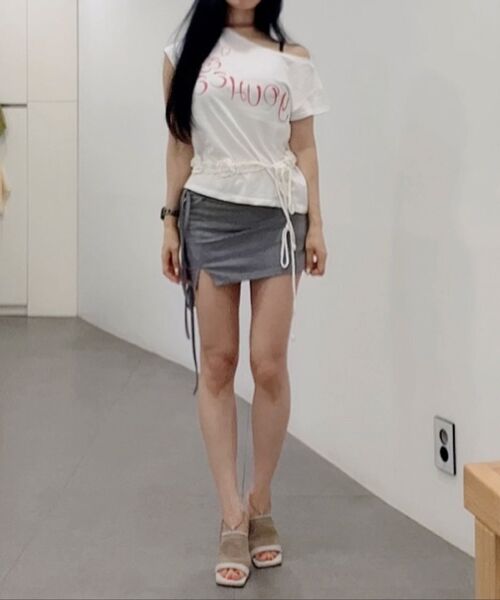 YOUHEE（ユヒ）の「OFF-SHOULDER T-SHIRTS WHITE（Tシャツ/カットソー・レディース・その他・FREE）」の6枚目の写真