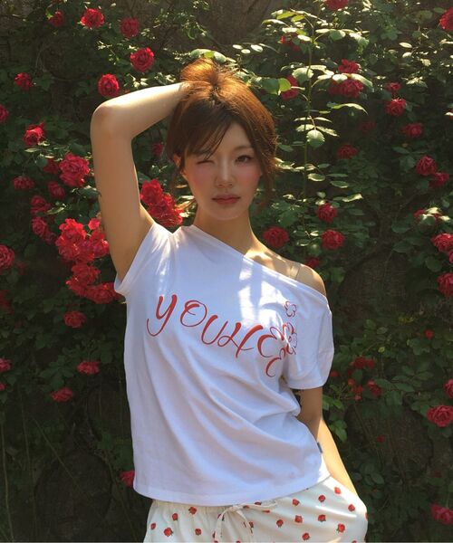 YOUHEE（ユヒ）の「OFF-SHOULDER T-SHIRTS WHITE（Tシャツ/カットソー・レディース・その他・FREE）」の2枚目の写真
