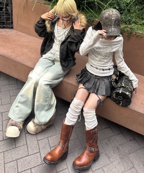 Never mind the XU（ネバーマインドザエックスユー）の「【Never mind the XU】coating pleats skirt / 【ネバーマインド ザ エックスユー】スタッズベルトパンク風プリーツミニスカート（スカート・レディース・ブラック・S/M）」の6枚目の写真