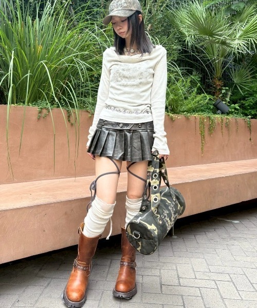Never mind the XU（ネバーマインドザエックスユー）の「【Never mind the XU】coating pleats skirt / 【ネバーマインド ザ エックスユー】スタッズベルトパンク風プリーツミニスカート（スカート・レディース・ブラック・S/M）」の2枚目の写真