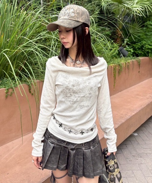 Never mind the XU（ネバーマインドザエックスユー）の「【Never mind the XU】coating pleats skirt / 【ネバーマインド ザ エックスユー】スタッズベルトパンク風プリーツミニスカート（スカート・レディース・ブラック・S/M）」の4枚目の写真