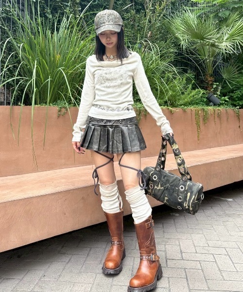 Never mind the XU（ネバーマインドザエックスユー）の「【Never mind the XU】coating pleats skirt / 【ネバーマインド ザ エックスユー】スタッズベルトパンク風プリーツミニスカート（スカート・レディース・ブラック・S/M）」の3枚目の写真