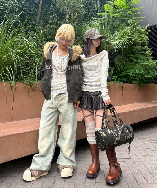 Never mind the XU（ネバーマインドザエックスユー）の「【Never mind the XU】coating pleats skirt / 【ネバーマインド ザ エックスユー】スタッズベルトパンク風プリーツミニスカート（スカート・レディース・ブラック・S/M）」の5枚目の写真