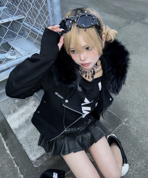 Never mind the XU（ネバーマインドザエックスユー）の「【Never mind the XU】coating pleats skirt / 【ネバーマインド ザ エックスユー】スタッズベルトパンク風プリーツミニスカート（スカート・レディース・ブラック・S/M）」の8枚目の写真