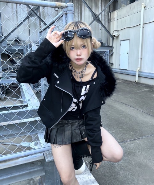 Never mind the XU（ネバーマインドザエックスユー）の「【Never mind the XU】coating pleats skirt / 【ネバーマインド ザ エックスユー】スタッズベルトパンク風プリーツミニスカート（スカート・レディース・ブラック・S/M）」の9枚目の写真