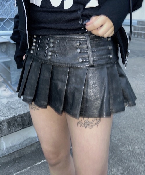 Never mind the XU（ネバーマインドザエックスユー）の「【Never mind the XU】coating pleats skirt / 【ネバーマインド ザ エックスユー】スタッズベルトパンク風プリーツミニスカート（スカート・レディース・ブラック・S/M）」の11枚目の写真
