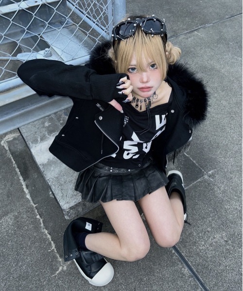 Never mind the XU（ネバーマインドザエックスユー）の「【Never mind the XU】coating pleats skirt / 【ネバーマインド ザ エックスユー】スタッズベルトパンク風プリーツミニスカート（スカート・レディース・ブラック・S/M）」の13枚目の写真