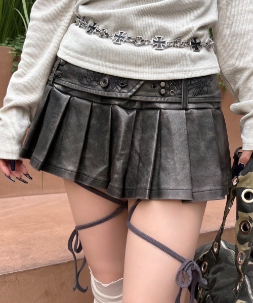 Never mind the XU（ネバーマインドザエックスユー）の「【Never mind the XU】coating pleats skirt / 【ネバーマインド ザ エックスユー】スタッズベルトパンク風プリーツミニスカート（スカート・レディース・ブラック・S/M）」の12枚目の写真