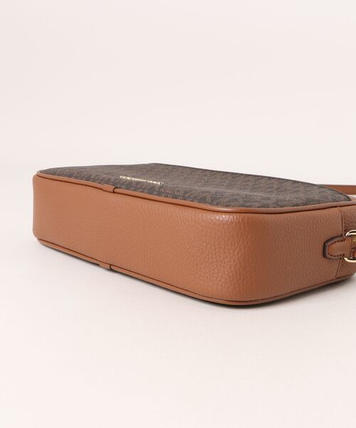 MICHAEL KORS（マイケルコース）の「JET SET TRAVEL LG CAMERA XBODY クロスボディ（ショルダーバッグ・レディース・ブラウン・FREE）」の3枚目の写真