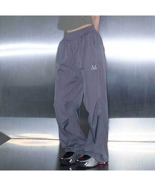 MUCENT(ムセント)の「ビルバオポリナイロンパラシュートストリングワイドパンツ 男女共用 (4カラー)(スウェットパンツ・レディース・ブラック/カーキ/ネイビー/チャコール・1/FREE)」の2枚目の写真