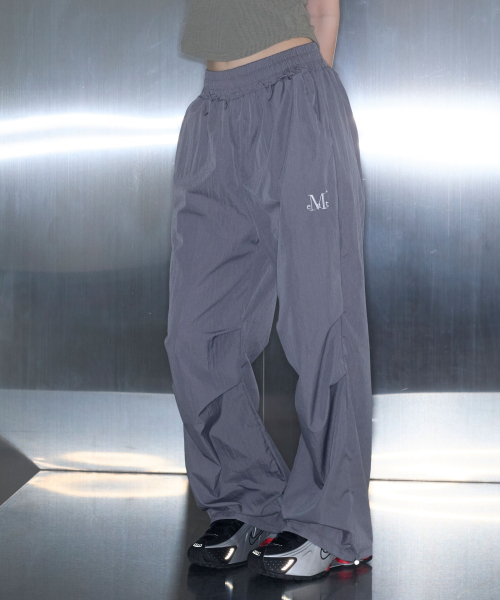 MUCENT(ムセント)の「ビルバオポリナイロンパラシュートストリングワイドパンツ 男女共用 (4カラー)(スウェットパンツ・レディース・ブラック/カーキ/ネイビー/チャコール・1/FREE)」の5枚目の写真