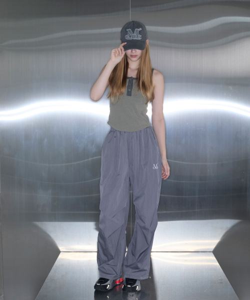 MUCENT(ムセント)の「ビルバオポリナイロンパラシュートストリングワイドパンツ 男女共用 (4カラー)(スウェットパンツ・レディース・ブラック/カーキ/ネイビー/チャコール・1/FREE)」の6枚目の写真