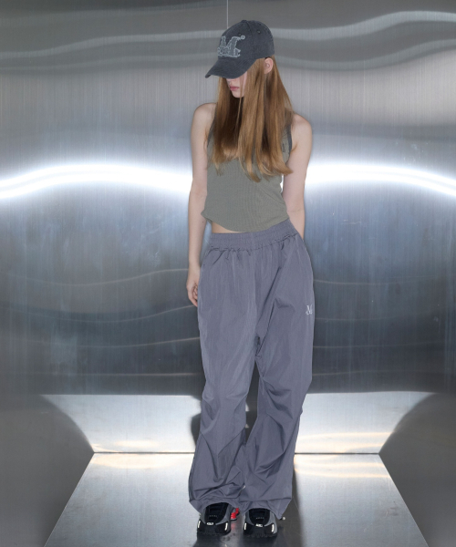 MUCENT(ムセント)の「ビルバオポリナイロンパラシュートストリングワイドパンツ 男女共用 (4カラー)(スウェットパンツ・レディース・ブラック/カーキ/ネイビー/チャコール・1/FREE)」の7枚目の写真