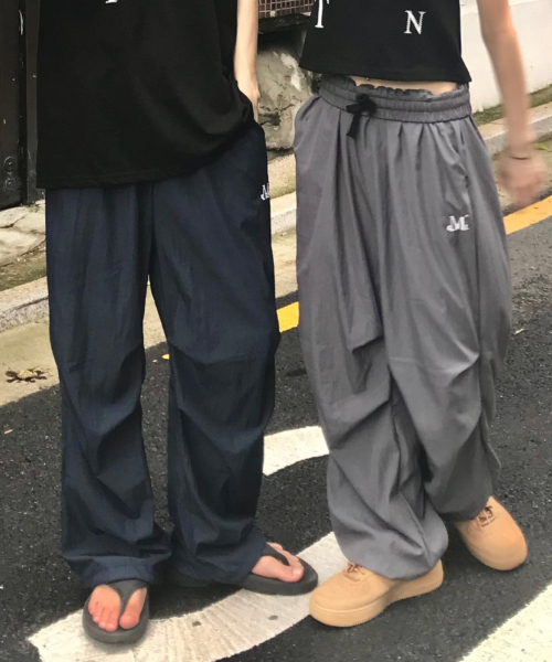MUCENT(ムセント)の「ビルバオポリナイロンパラシュートストリングワイドパンツ 男女共用 (4カラー)(スウェットパンツ・レディース・ブラック/カーキ/ネイビー/チャコール・1/FREE)」の8枚目の写真