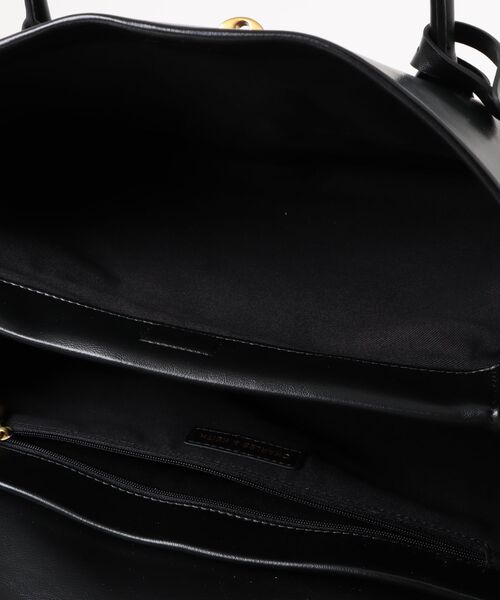 CHARLES & KEITH(チャールズ & キース)の「Kerry ケリー ターンロック ダブルハンドルトラペーズトートバッグ(トートバッグ・レディース・ダークブラウン系3/ブラック・L)」の13枚目の写真