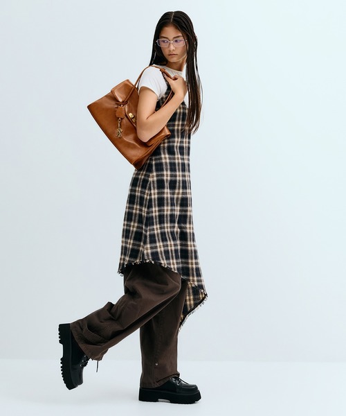 CHARLES & KEITH(チャールズ & キース)の「Kerry ケリー ターンロック ダブルハンドルトラペーズトートバッグ(トートバッグ・レディース・ダークブラウン系3/ブラック・L)」の14枚目の写真
