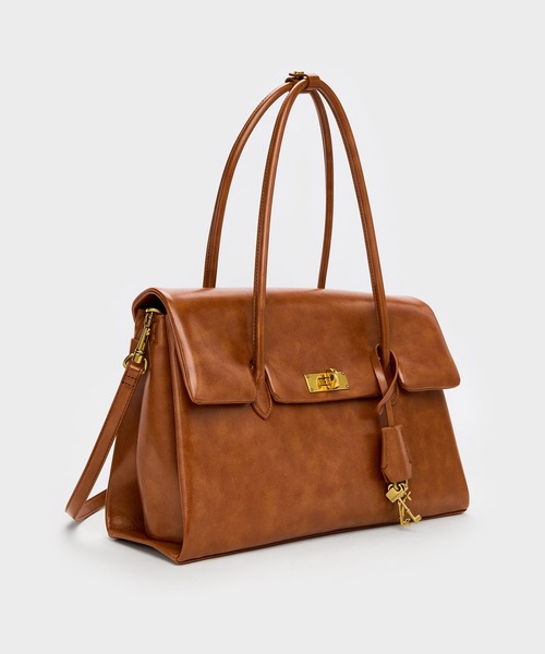 CHARLES & KEITH(チャールズ & キース)の「Kerry ケリー ターンロック ダブルハンドルトラペーズトートバッグ(トートバッグ・レディース・ダークブラウン系3/ブラック・L)」の17枚目の写真