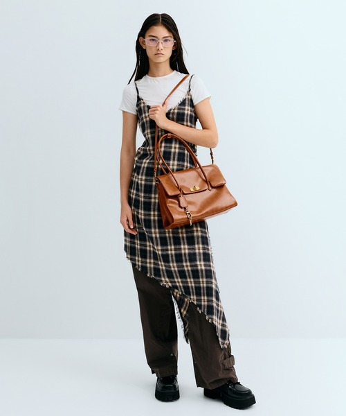 CHARLES & KEITH(チャールズ & キース)の「Kerry ケリー ターンロック ダブルハンドルトラペーズトートバッグ(トートバッグ・レディース・ダークブラウン系3/ブラック・L)」の15枚目の写真