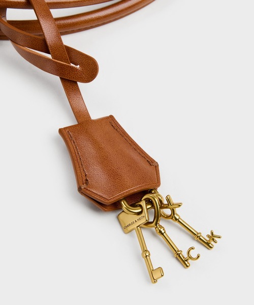 CHARLES & KEITH(チャールズ & キース)の「Kerry ケリー ターンロック ダブルハンドルトラペーズトートバッグ(トートバッグ・レディース・ダークブラウン系3/ブラック・L)」の19枚目の写真