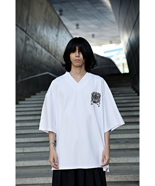 KIRTIMUKHA（キールティムカ）の「ロゴプリントVネック半袖Tシャツホワイト（Tシャツ/カットソー・メンズ・その他・FREE）」の8枚目の写真