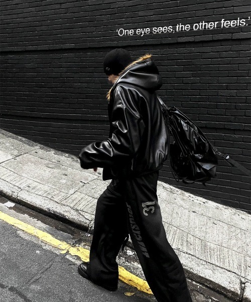 COSYHARU（コシハル）の「ファートリミングフードダークブラックレザージャンパー（ブルゾン・メンズ・ブラック・LARGE/MEDIUM）」の11枚目の写真