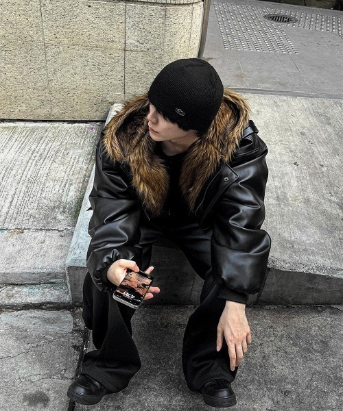 COSYHARU（コシハル）の「ファートリミングフードダークブラックレザージャンパー（ブルゾン・メンズ・ブラック・LARGE/MEDIUM）」の4枚目の写真