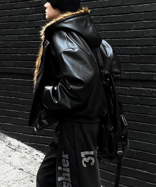 COSYHARU（コシハル）の「ファートリミングフードダークブラックレザージャンパー（ブルゾン・メンズ・ブラック・LARGE/MEDIUM）」の8枚目の写真