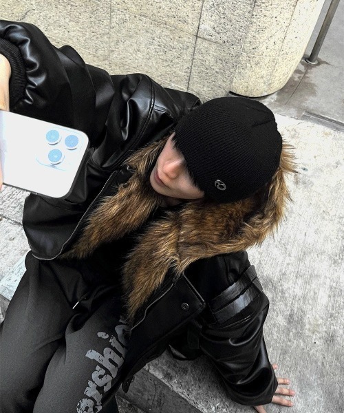 COSYHARU（コシハル）の「ファートリミングフードダークブラックレザージャンパー（ブルゾン・メンズ・ブラック・LARGE/MEDIUM）」の5枚目の写真