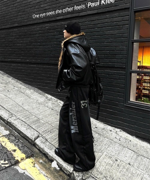 COSYHARU（コシハル）の「ファートリミングフードダークブラックレザージャンパー（ブルゾン・メンズ・ブラック・LARGE/MEDIUM）」の10枚目の写真