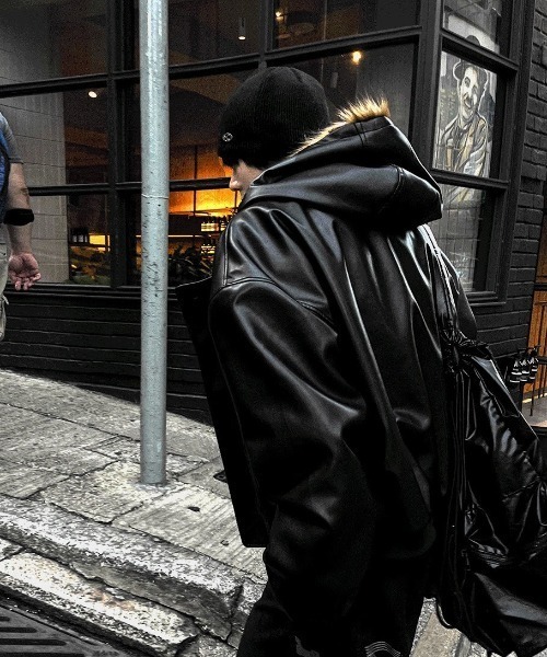 COSYHARU（コシハル）の「ファートリミングフードダークブラックレザージャンパー（ブルゾン・メンズ・ブラック・LARGE/MEDIUM）」の7枚目の写真