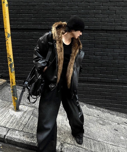 COSYHARU（コシハル）の「ファートリミングフードダークブラックレザージャンパー（ブルゾン・メンズ・ブラック・LARGE/MEDIUM）」の3枚目の写真