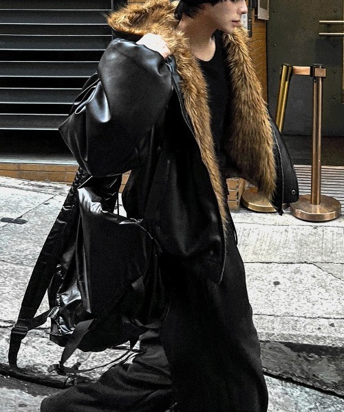 COSYHARU（コシハル）の「ファートリミングフードダークブラックレザージャンパー（ブルゾン・メンズ・ブラック・LARGE/MEDIUM）」の9枚目の写真