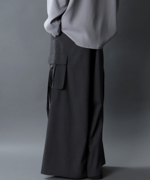 SITRY（シトリー）の「2Tuck Drape Wide Cargo Pants/2タックドレープ ワイドカーゴパンツ セットアップ対応（カーゴパンツ・メンズ・チャコール/ブラック・LL/L/M）」の4枚目の写真