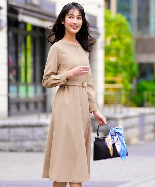 ANY SIS(エニィスィス)の「シャンブレーベルテッド ワンピース(ワンピース・レディース・ベージュ系/ネイビー系・LARGE/MEDIUM/SMALL)」の1枚目の写真