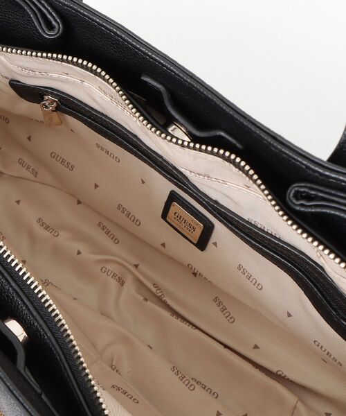 Guess（ゲス）の「YESBA Girlfriend Shoulder Satchel トートバッグ  （トートバッグ・レディース・ブラック/ベージュ・ONE SIZE）」の16枚目の写真