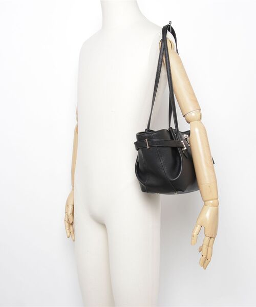 Guess（ゲス）の「YESBA Girlfriend Shoulder Satchel トートバッグ  （トートバッグ・レディース・ブラック/ベージュ・ONE SIZE）」の17枚目の写真