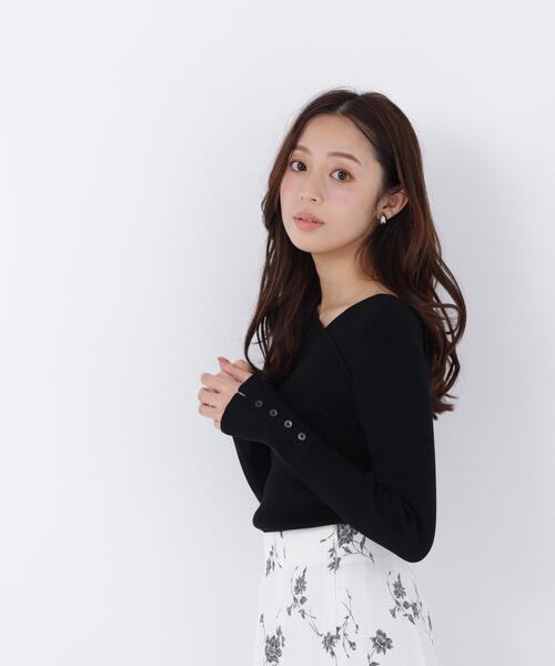 NATURAL BEAUTY BASIC（ナチュラルビューティーベーシック）の「◇ショルダータックアシメネックニット（ニット/セーター・レディース・ブラック/オフホワイト/ブルー/オレンジ・FREE）」の15枚目の写真