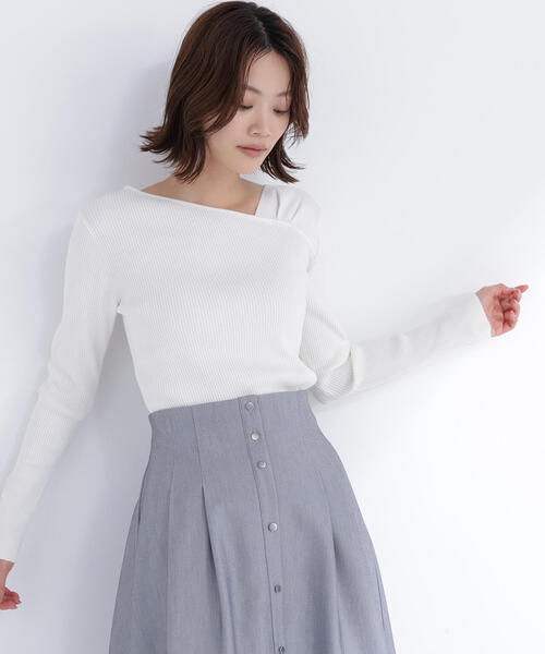 NATURAL BEAUTY BASIC（ナチュラルビューティーベーシック）の「◇ショルダータックアシメネックニット（ニット/セーター・レディース・ブラック/オフホワイト/ブルー/オレンジ・FREE）」の2枚目の写真