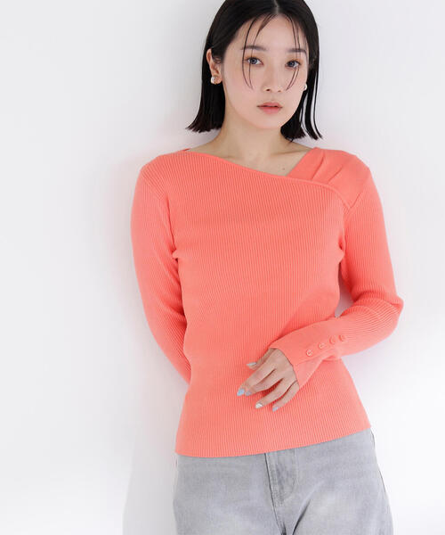 NATURAL BEAUTY BASIC（ナチュラルビューティーベーシック）の「◇ショルダータックアシメネックニット（ニット/セーター・レディース・ブラック/オフホワイト/ブルー/オレンジ・FREE）」の4枚目の写真