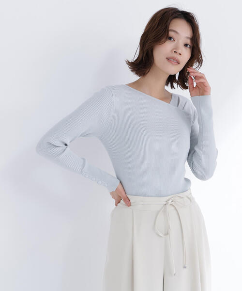 NATURAL BEAUTY BASIC（ナチュラルビューティーベーシック）の「◇ショルダータックアシメネックニット（ニット/セーター・レディース・ブラック/オフホワイト/ブルー/オレンジ・FREE）」の3枚目の写真