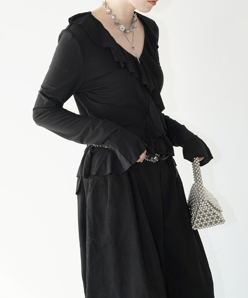 chuclla(チュクラ)の「ラッフルVネックトップス chw26s081(Tシャツ/カットソー・レディース・ブラック・FREE)」の2枚目の写真