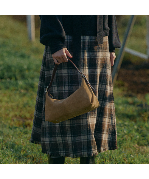 FOLNUA（フォルニュア）の「MINI BATEAU BAG - SUEDE [2COLOR]（ショルダーバッグ・レディース・ブラウン/ベージュ・FREE）」の2枚目の写真