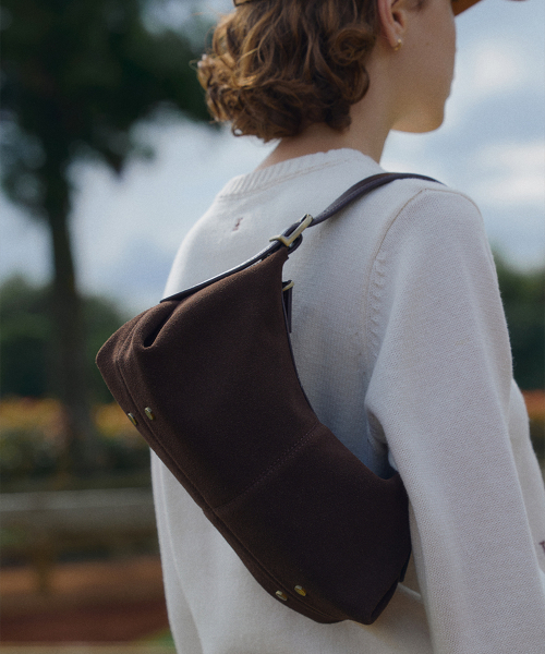 FOLNUA（フォルニュア）の「MINI BATEAU BAG - SUEDE [2COLOR]（ショルダーバッグ・レディース・ブラウン/ベージュ・FREE）」の3枚目の写真