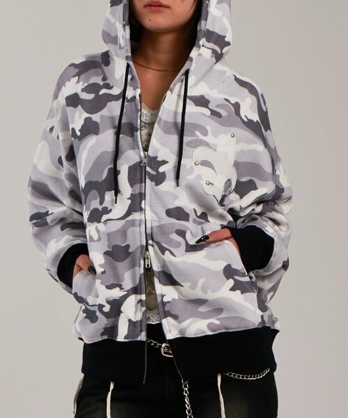 WHO'S WHO gallery(フーズフーギャラリー)の「【UNISEX】KOOKY'Nカモ柄ワッフルユリ紋章スタッズジップパーカー(パーカー・レディース・ライトグレー/カーキ・FREE)」の5枚目の写真