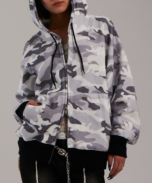 WHO'S WHO gallery(フーズフーギャラリー)の「【UNISEX】KOOKY'Nカモ柄ワッフルユリ紋章スタッズジップパーカー(パーカー・レディース・ライトグレー/カーキ・FREE)」の6枚目の写真