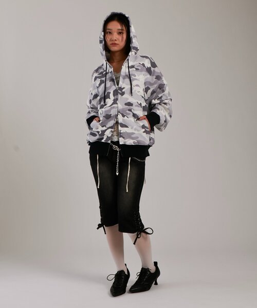 WHO'S WHO gallery(フーズフーギャラリー)の「【UNISEX】KOOKY'Nカモ柄ワッフルユリ紋章スタッズジップパーカー(パーカー・レディース・ライトグレー/カーキ・FREE)」の7枚目の写真